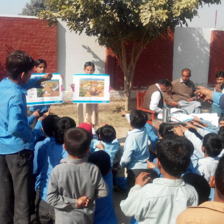 Kinder in Pakistan lernen über die Wichtigkeit von sauberem Trinkwasser