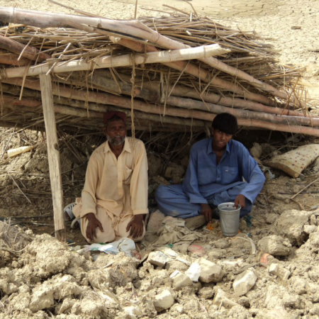 Pakistan: viele Menschen leben in provisorischen Unterkünften mit wenig Schutz und ohne Zugang zu sauberem Trinkwasser